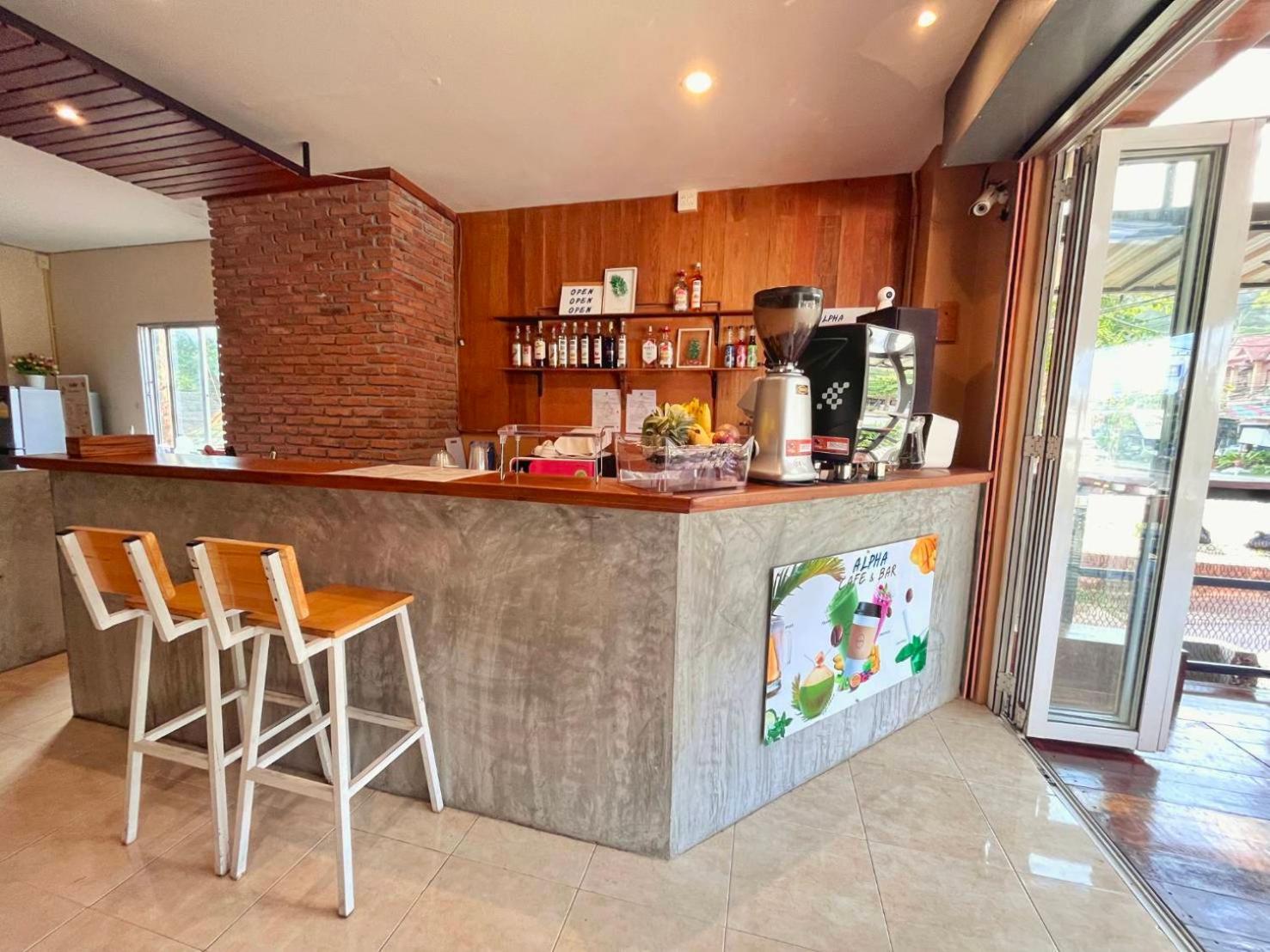 Alpha Hostel Cafe&Bar Ban Khlong Yai Ngoại thất bức ảnh